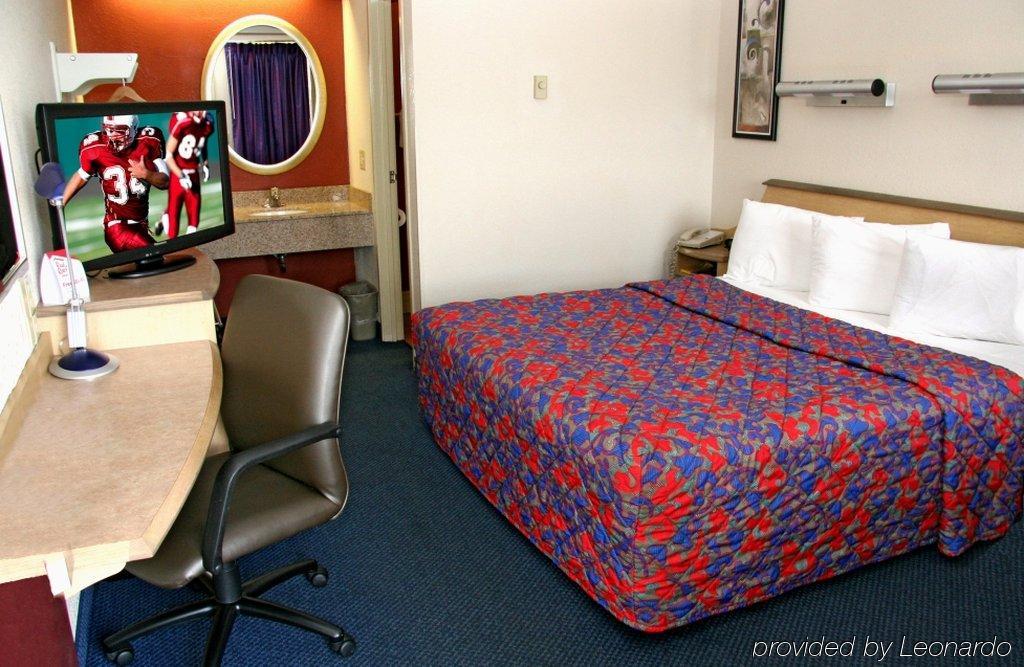 Red Roof Motel